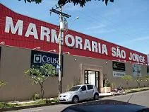 Fachada da Marmoraria São Jorge, com o letreiro vermelho sobre a entrada