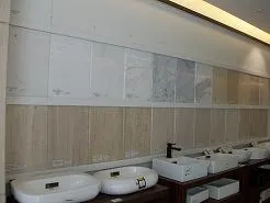 Mostruário de mármores sobre bancadas com cubas de apoio no showroom