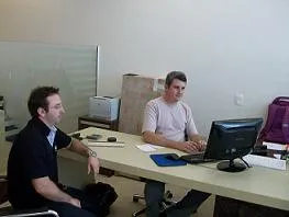 Mesa de atendimento do showroom, com atendente e cliente