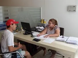 Atendimento a cliente na mesa do showroom