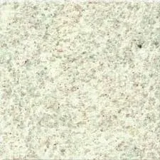 Amostra de Granito Branco Itaúnas: branco levemente acinzentado, grão fino e uniforme