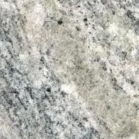 Amostra de Granito White Piracema: branco acinzentado com veios cinza largos