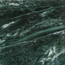 Amostra de Mármore Verde Alpi: verde escuro com veios brancos largos