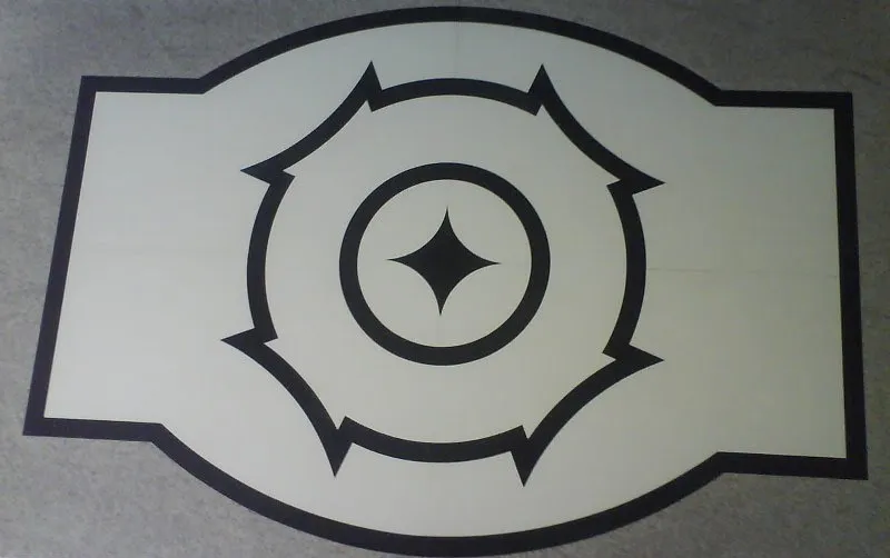 Piso ornamental com desenho geométrico em quartzo branco e granito preto
